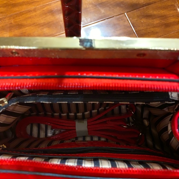 Beautiful patent textured red hand bag with strap. Used once - Picture 4 of 6